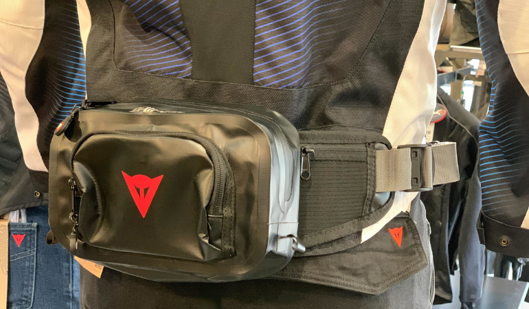EXPLORER WAIST BAG 1.8Lはどんなバッグ？収納力と使い勝手を解説